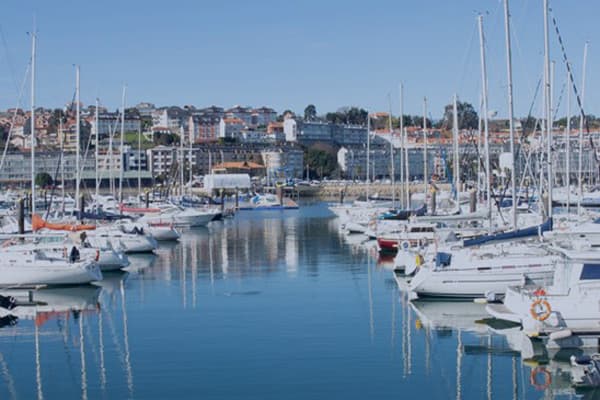 Centro para mayores ubicado frente al Puerto de Sada